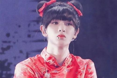 蔡徐坤女装图片,时尚跨界引发热议